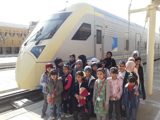 26 طفل وطفلة يتعرفون على محطة القطار وطرق حجز التذاكر بالدمام